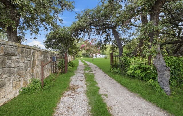 2-bedroom home for sale at 13285 Antonio Dr in Helotes TX
