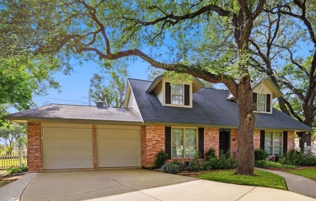 6-bedroom home for sale at 322 Westwind Cir in Windcrest TX