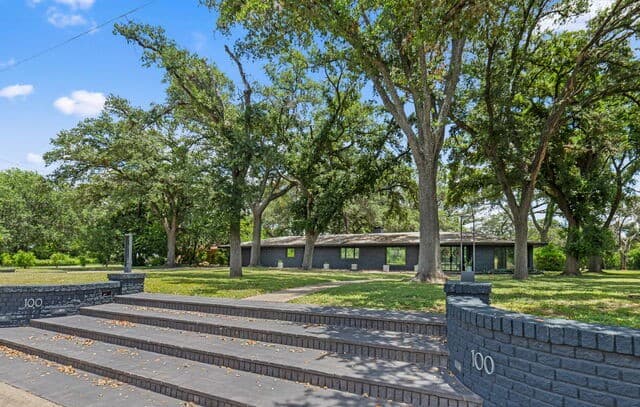 3-bedroom home for sale at 100 Dogwood Ln in San Antonio TX