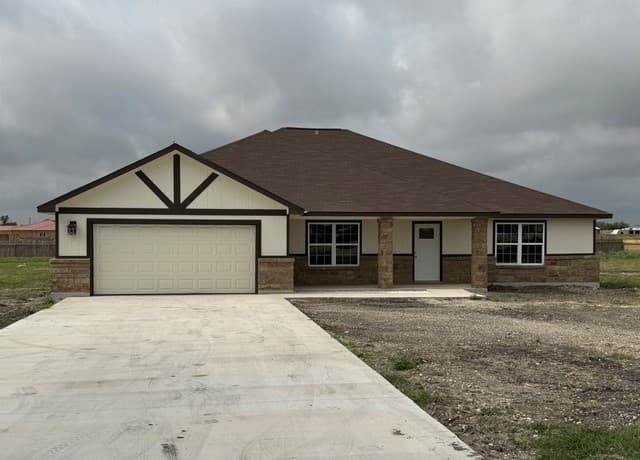 4-bedroom home for sale at 472 County Rd. 679 in Natalia TX