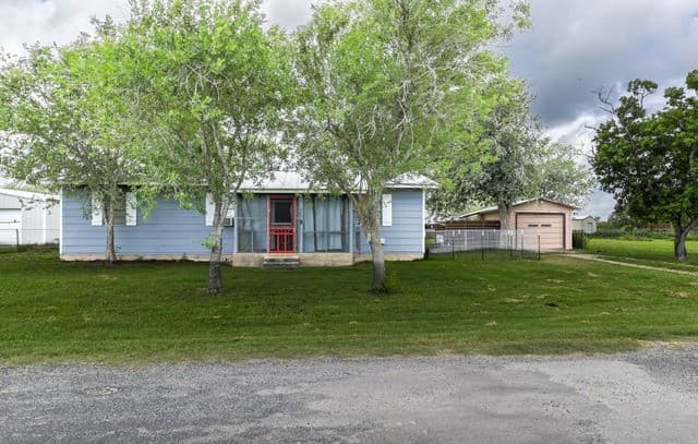 2-bedroom home for sale at 609 N Rosalie St in Falls City TX